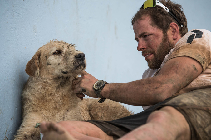 Arthur, un chien errant devenu le co-équipier d'une équipe d'athlètes